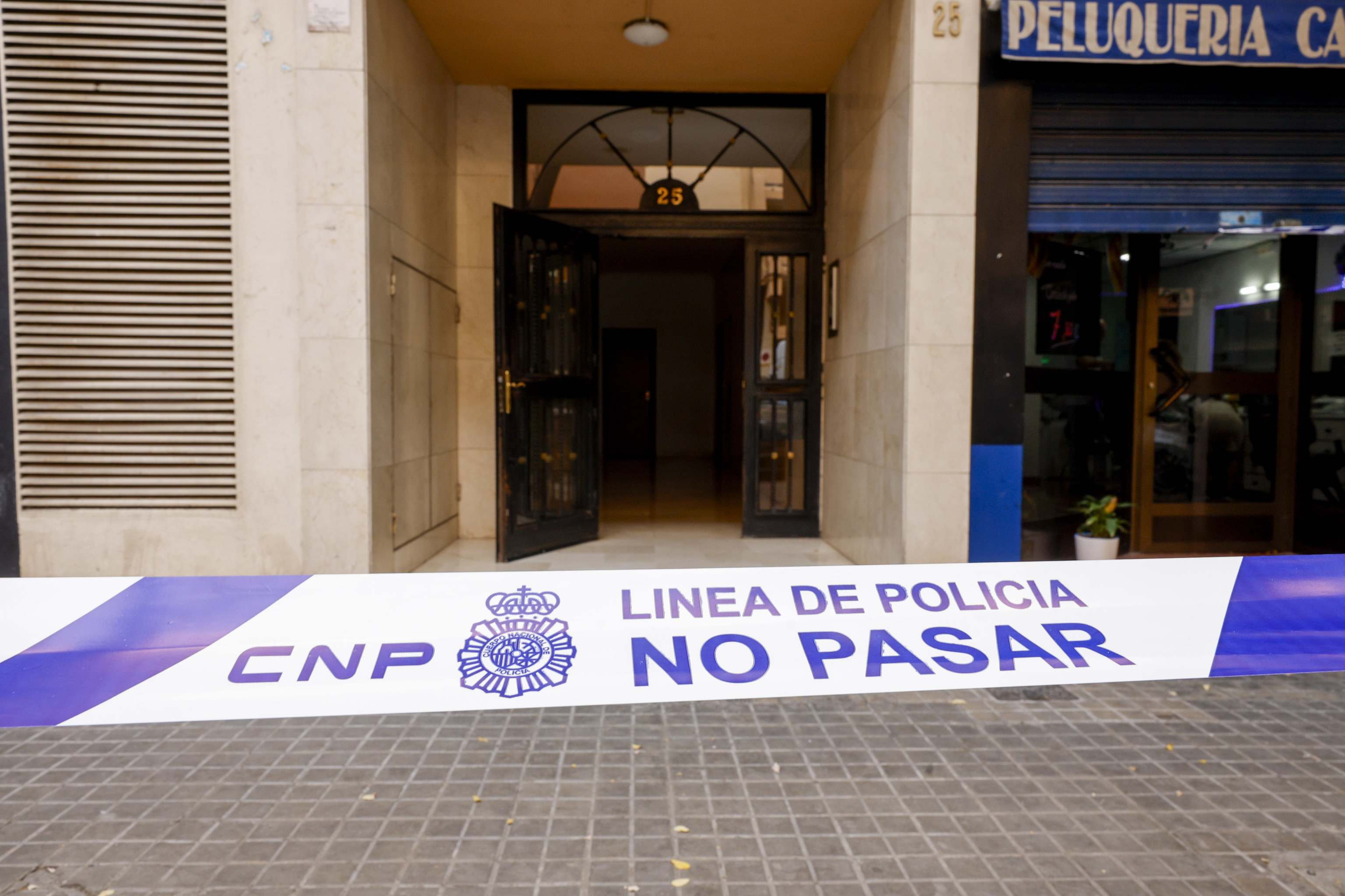Un joven mata al marido de su madre de un golpe con una mancuerna en Valencia