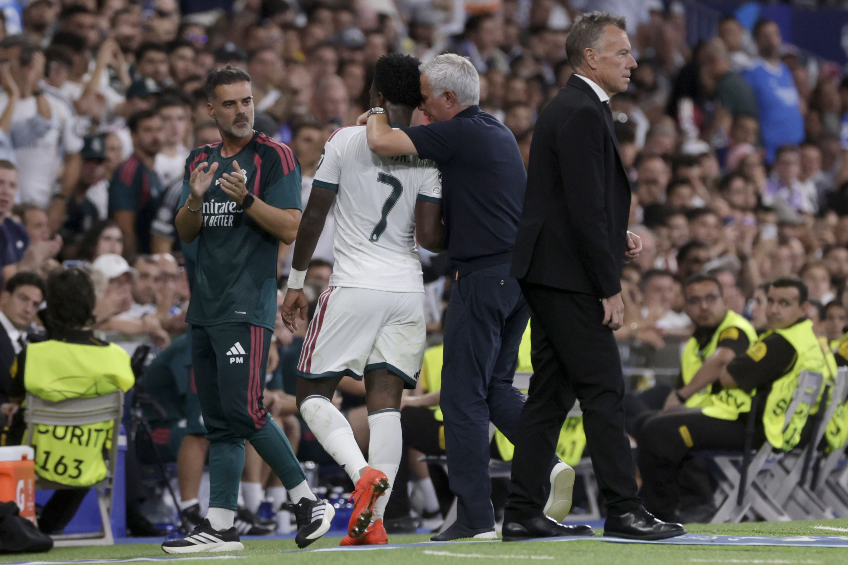 El Bernabéu pasa del apoyo a Ceuta a los pitos a Vinicius y a Mbappé: "Os gusta preguntar por esto a ver si digo que estoy enfadado... No lo voy a comentar"