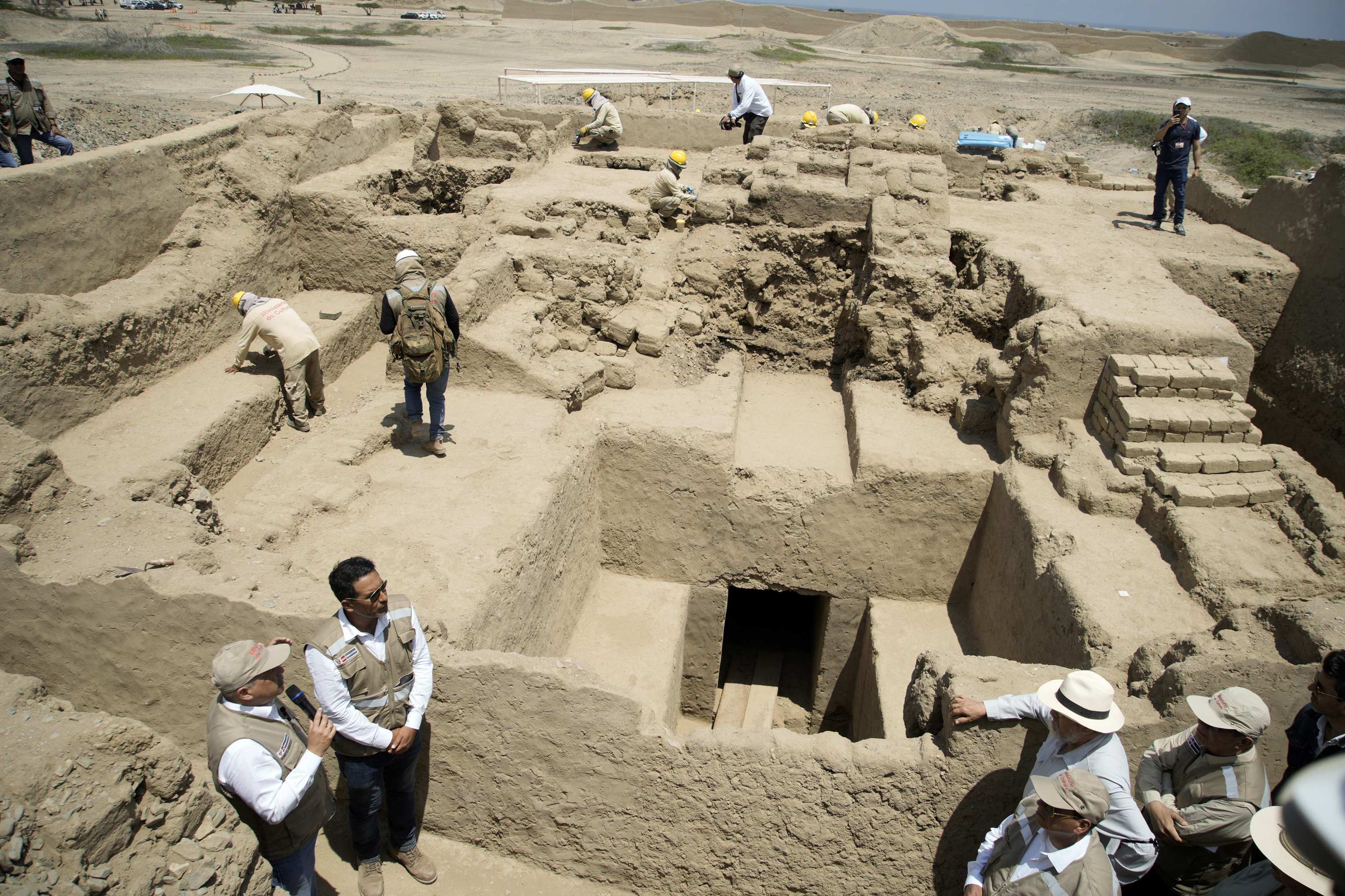 Descubren 38 tumbas intactas en Chan Chan, la gran ciudad preincaica de los chimú, en Perú