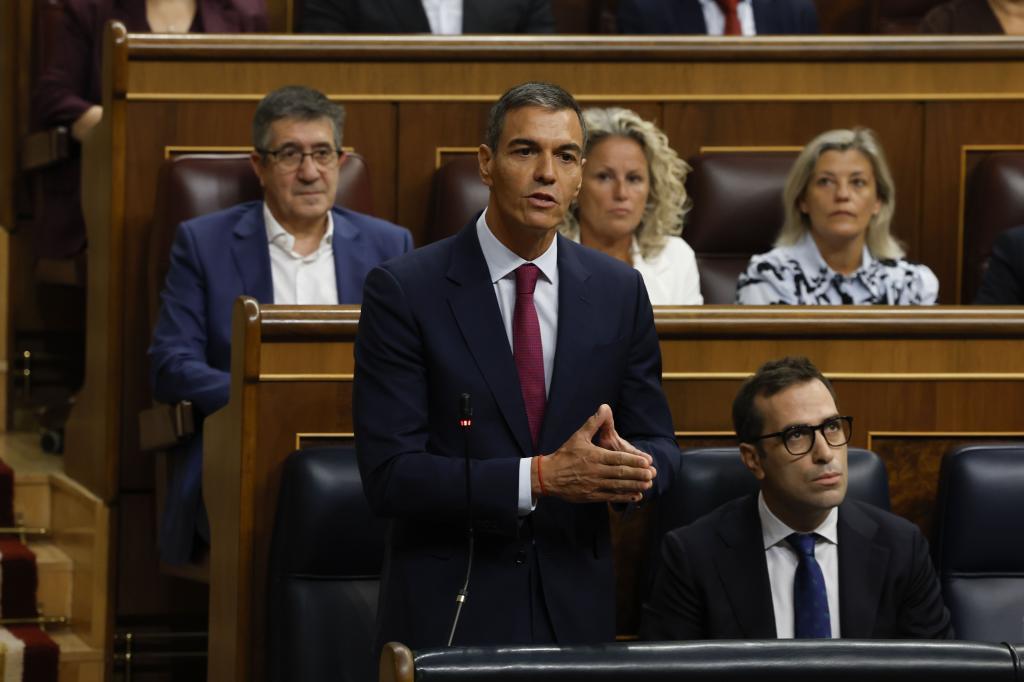 Sánchez rechaza la alternancia política porque "provocaría una involución democrática" y Feijóo le acusa de "intentar manipular el censo"