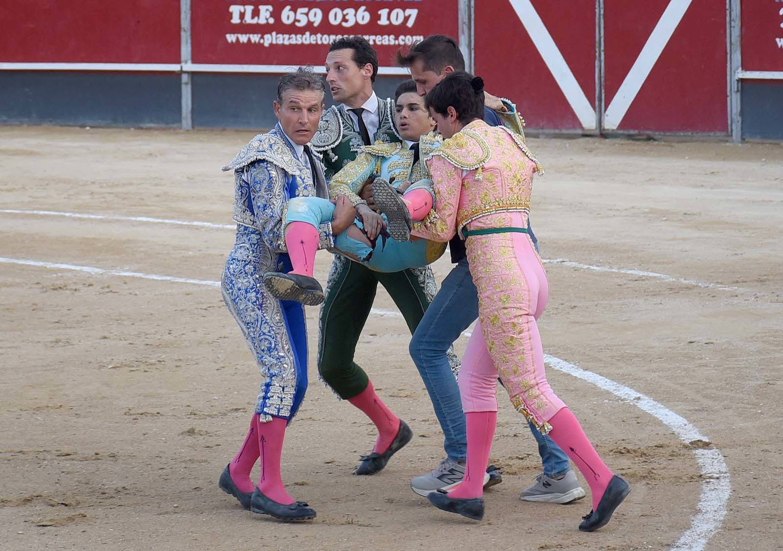 Jornada sangrienta para los novilleros: graves percances en Calasparra y Arganda dejan tres heridos por asta de toro
