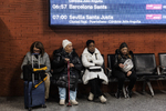 Adif corta la línea de alta velocidad entre Madrid y Barcelona durante dos horas para reparar la catenaria averiada por el temporal