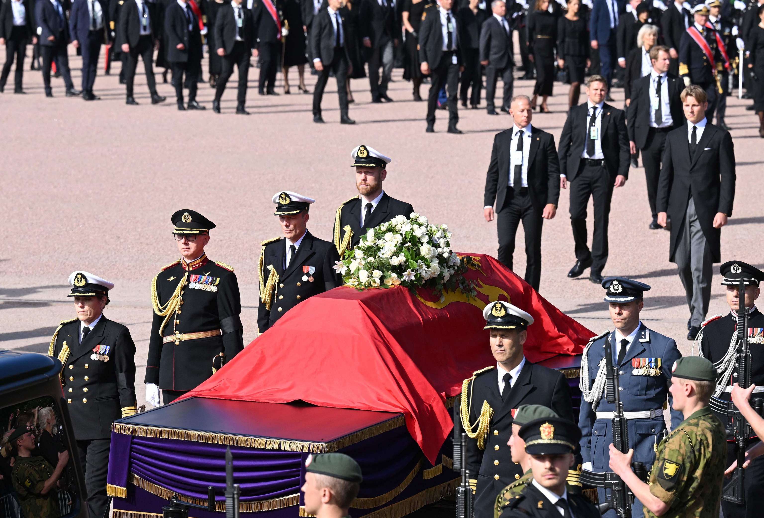 Los reyes Felipe VI y Letizia participan en el cortejo fúnebre de Harald V de Noruega