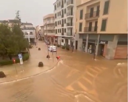 Una mujer muere en Mallorca en plena calle ahogada por las fuertes lluvias que azotan la isla