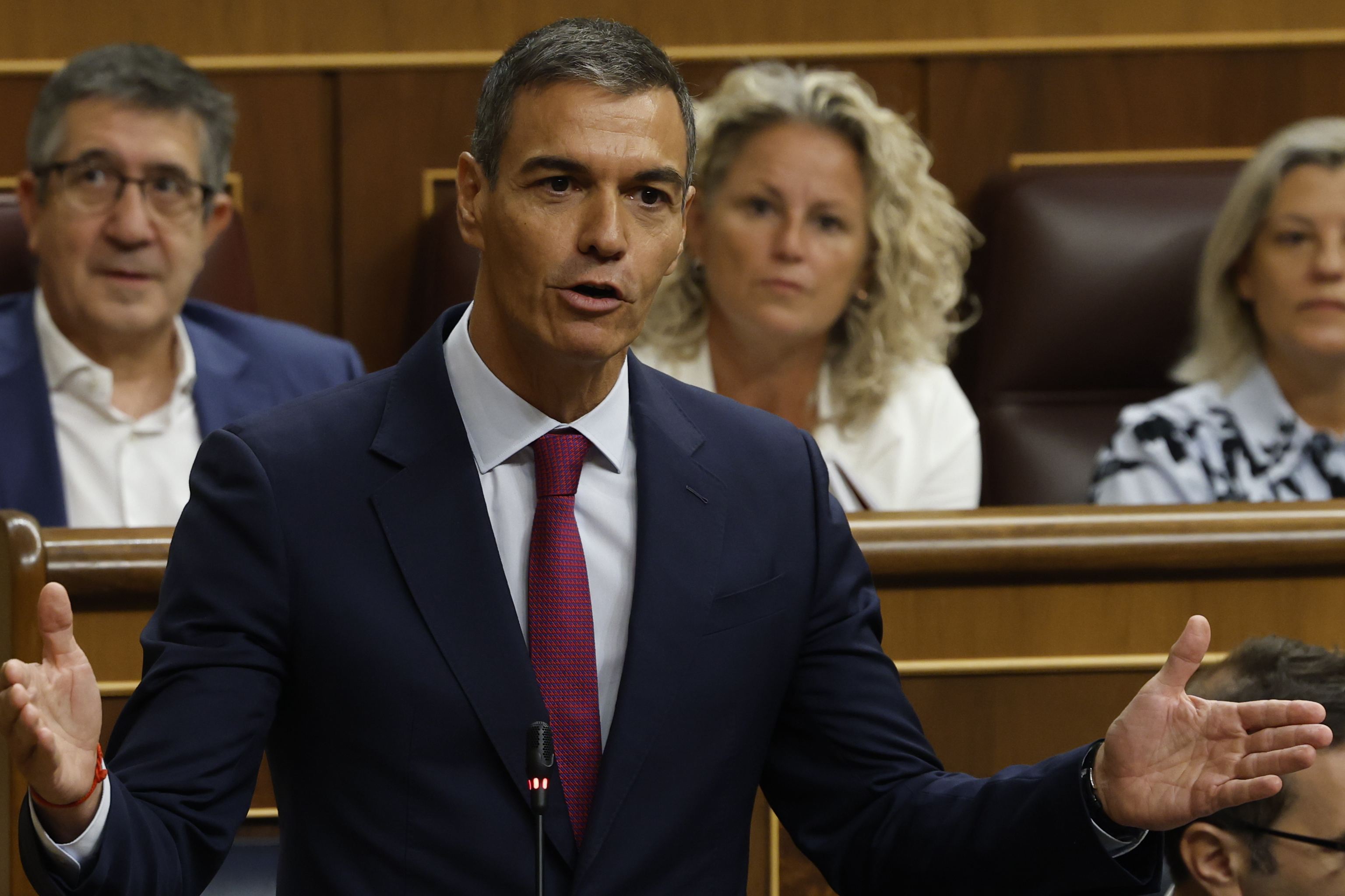 Moncloa censura que el CNI mandara un WhatsApp "ambiguo a un cargo menor" y no elevase un aviso de entrada masiva a Ceuta "a miembro alguno del Ejecutivo"