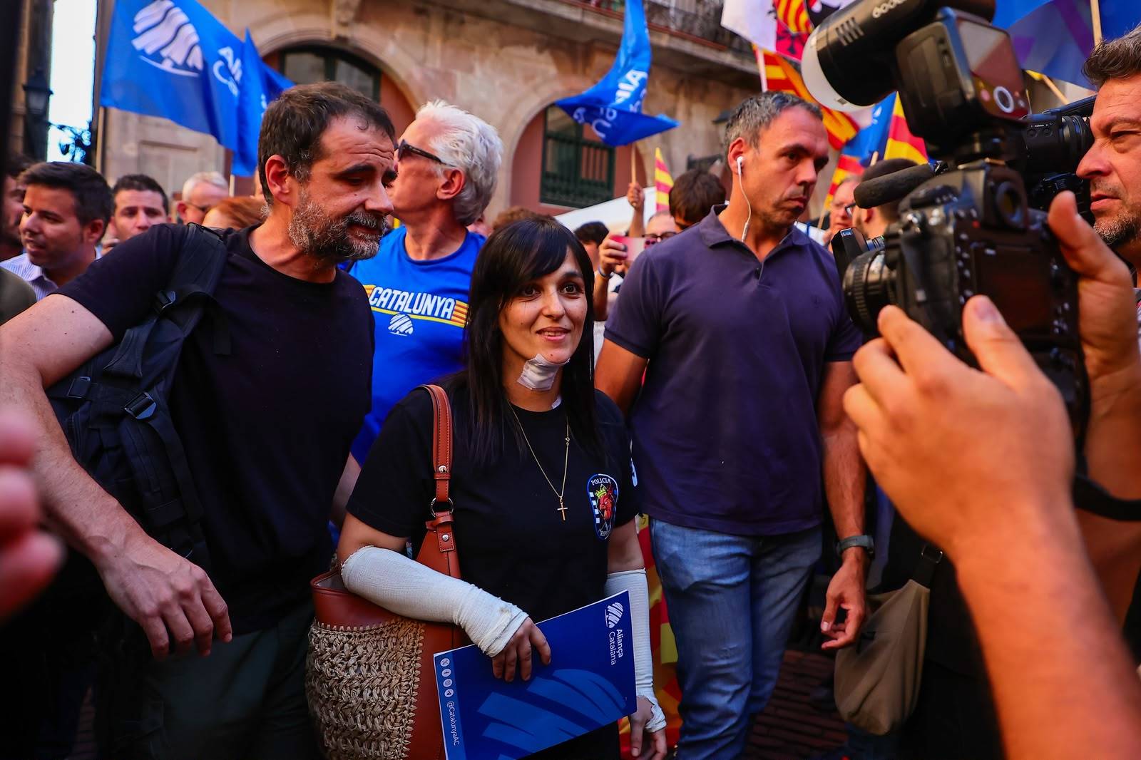 Tensión entre grupos independentistas en el acto de Sílvia Orriols previo a la Diada: "Hemos venido a salvar Cataluña"