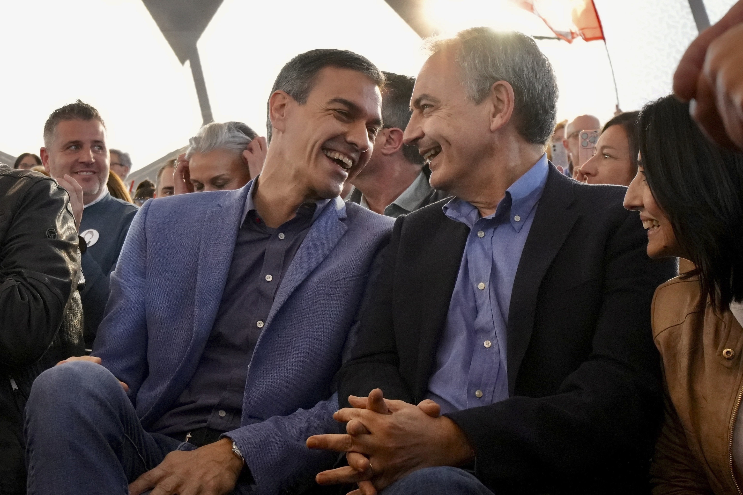 Lo que ya se sabe de Plus Ultra: un circuito de pagos gracias al rescate público que llegó a Zapatero y sin que Sánchez se inmute