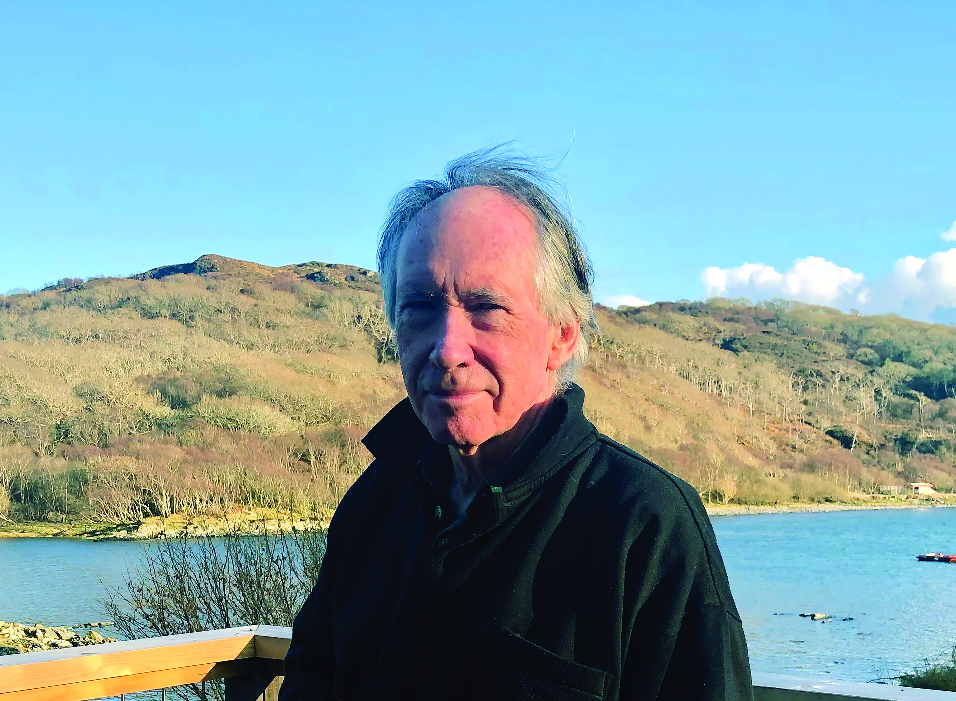 El retorno más sobrecogedor de Ian McEwan: "Sufriremos una o dos catástrofes antes de tomarnos en serio la regulación de la tecnología"
