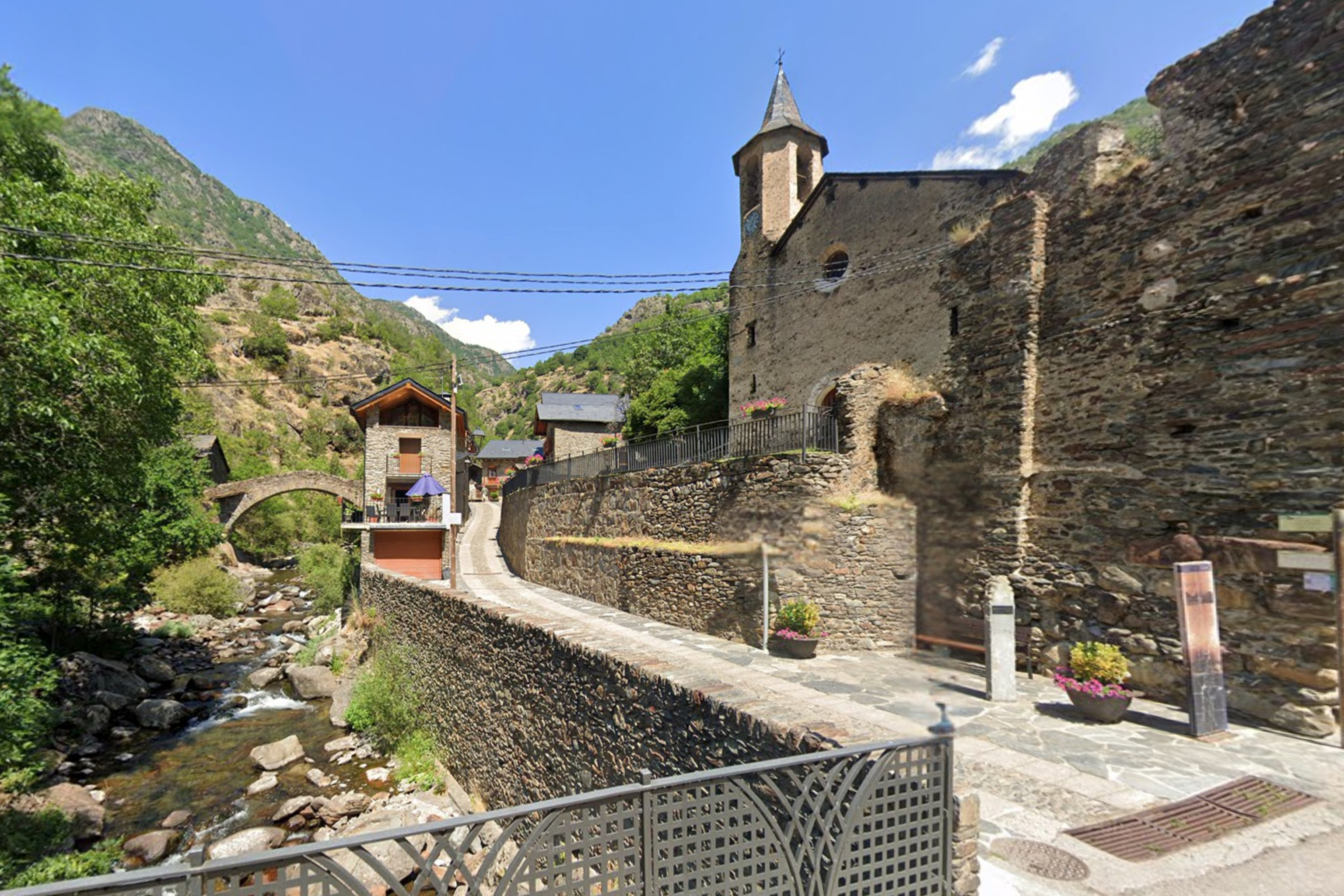 El pueblo del Pirineo perfecto para perderse en septiembre: calles empedradas, paisaje de alta montaña y con menos de 120 habitantes