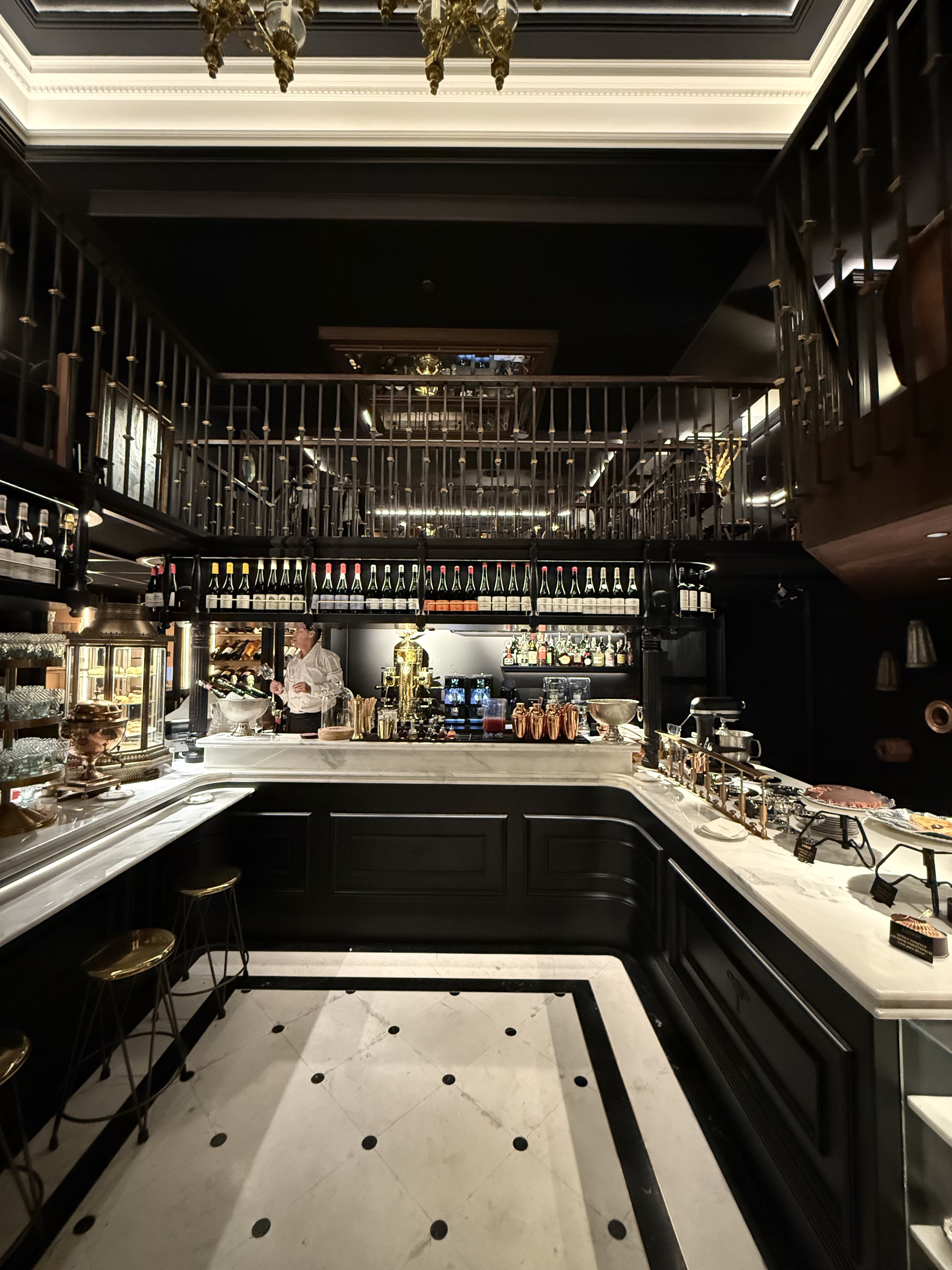 Un día en Lhardy Café: cómo es y qué se come en el nuevo proyecto de Pescaderías Coruñesas en Madrid