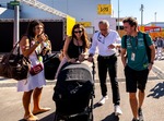 Una procesión F1 en los andenes del Metro, despistes en Ifema y la llegada de Alonso con carrito de bebé: "Tenemos Fernando para 10 años más... bueno, para cinco"