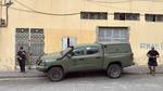 Una patrulla militar bloquea el reparto de alimentos de activistas de No Name Kitchen en Ceuta durante dos horas