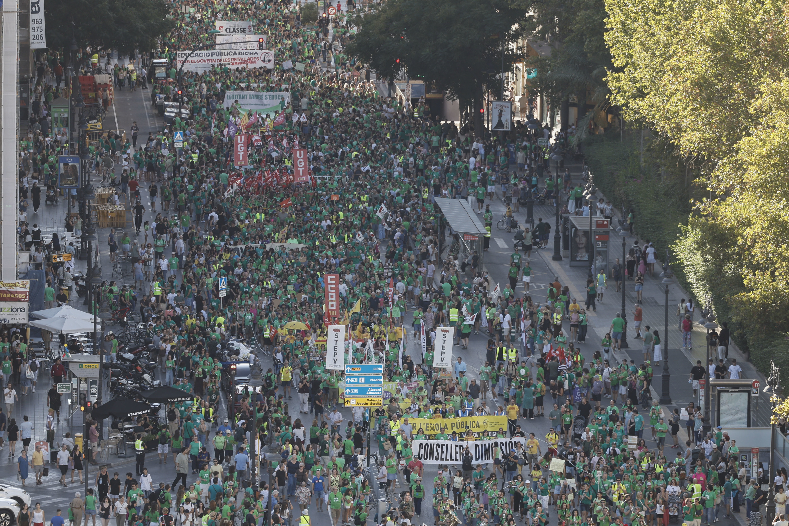 Miles de docentes valencianos salen a las calles para seguir reclamando mejoras en la educación pública