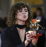 "El cuerpo de mujer como campo de batalla" se hace con un acertado León de Oro de la mano de 'Woman Unknown', de la danesa May el-Toukhy
