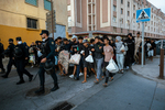 La policía traslada a cientos de migrantes de Ceuta a una nueva instalación acondicionada