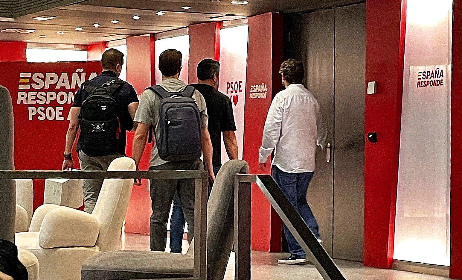 El Tribunal de Cuentas entrega al juez un 'pendrive' con el nombre y apellidos de los donantes del PSOE en la investigación de la financiación ilegal del partido