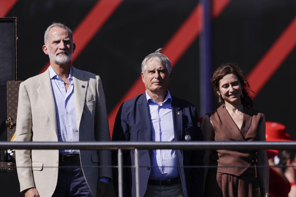 Varios encapuchados destrozan una figura del Rey Felipe VI en San Sebastián
