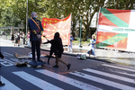 Varios encapuchados destrozan una figura del Rey Felipe VI en San Sebastián