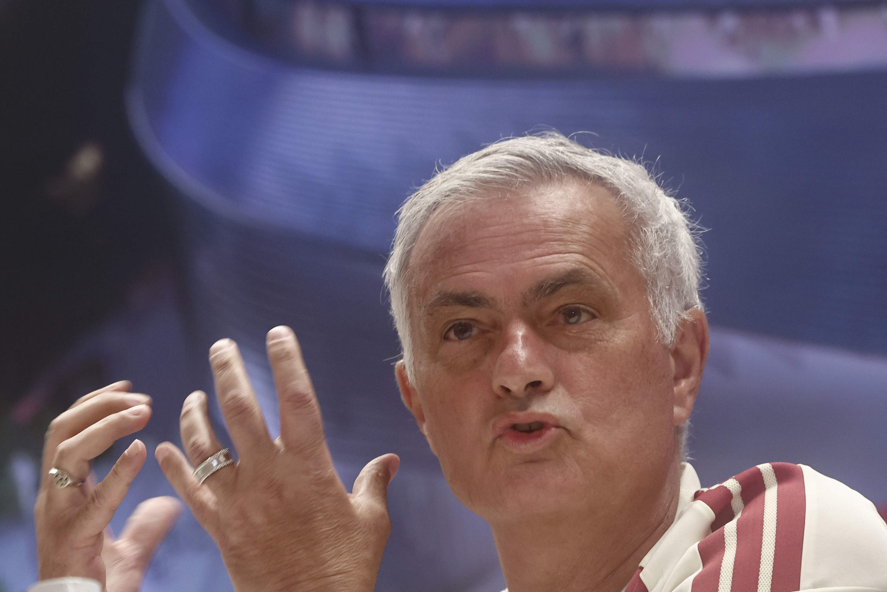 Mourinho: "Seis ruedas de prensa en una semana... En otros países me permitían ahorrarme una. Estoy cansado de vosotros y vosotros de mí"