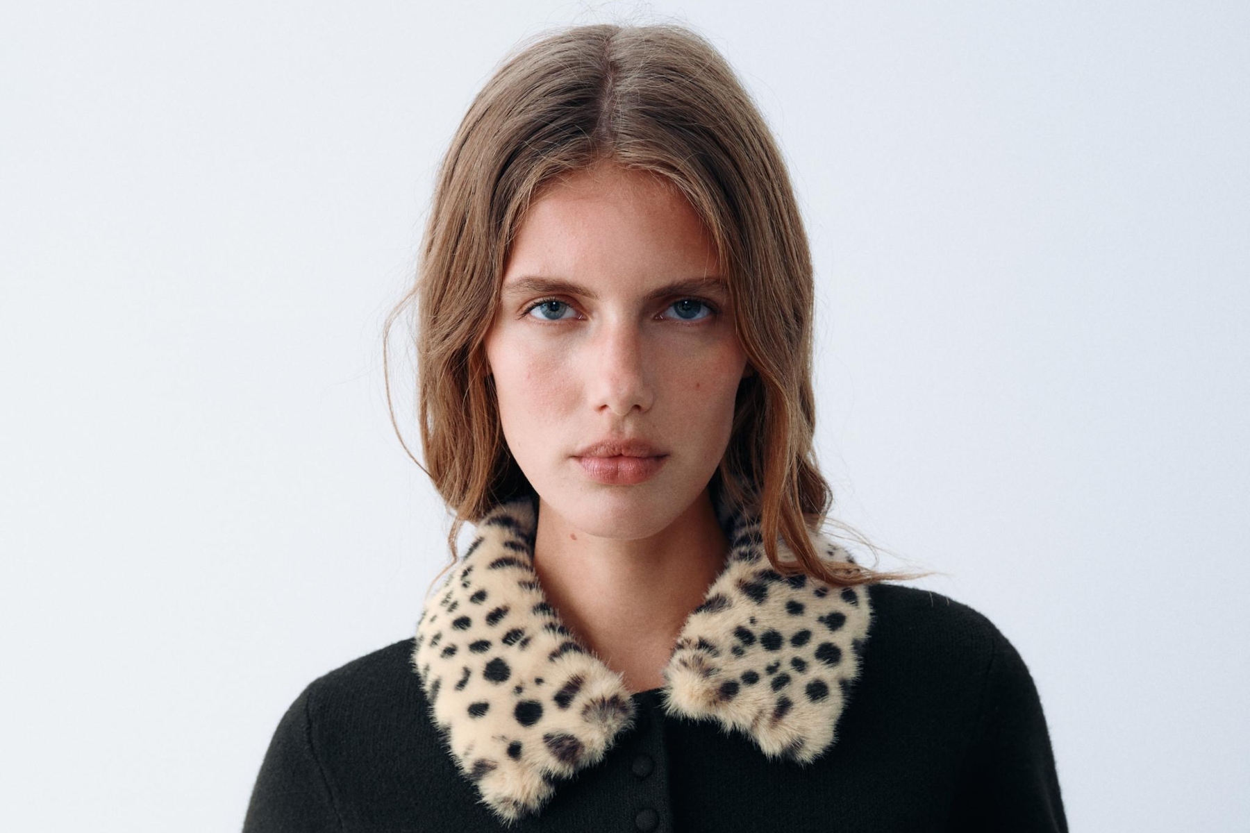 Nuevo en Zara: así es la chaqueta de punto con cuello de pelo que te salvará los looks de entretiempo de vuelta a la oficina