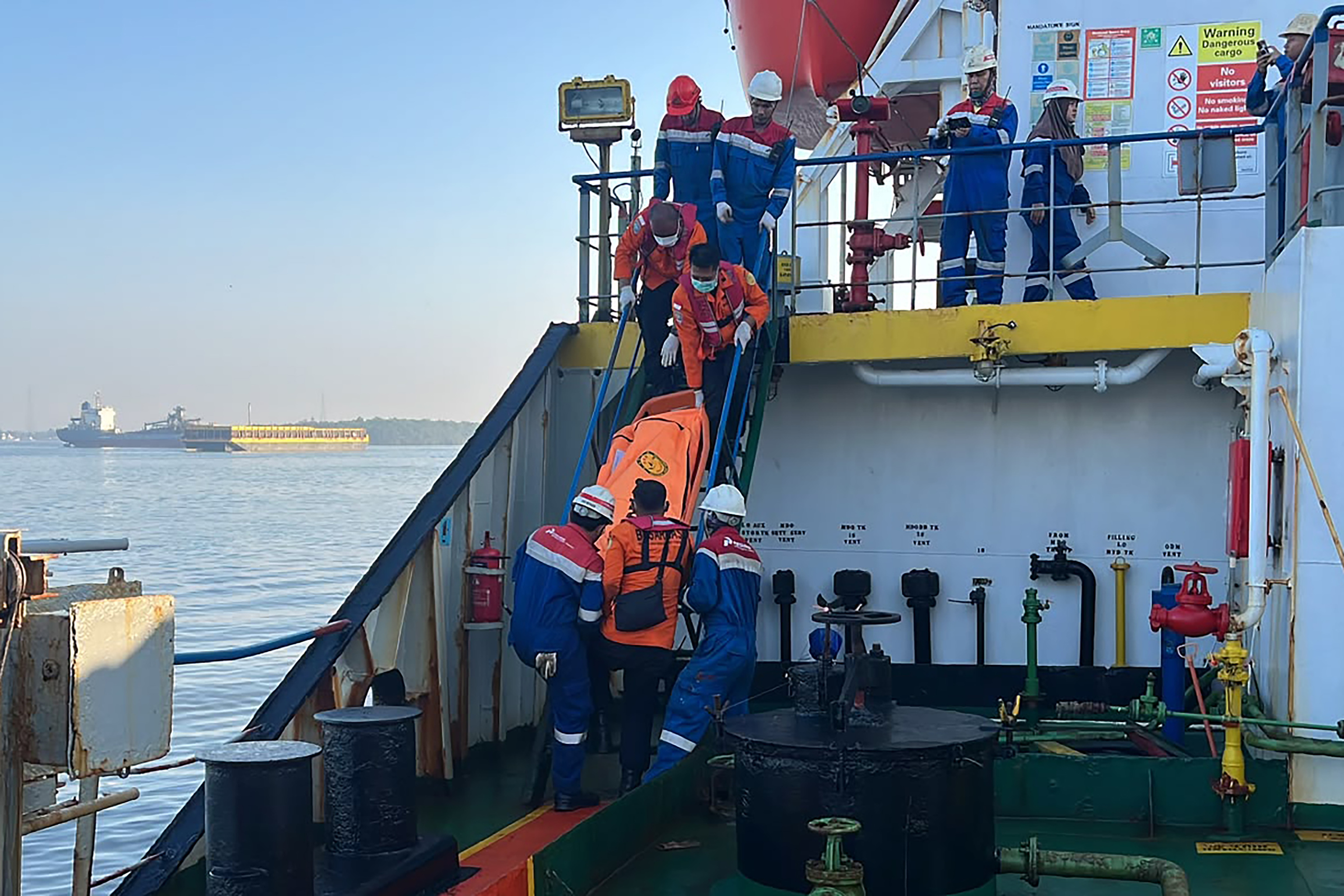 Indonesia localiza semihundido al barco naufragado que deja seis muertos y 129 desaparecidos