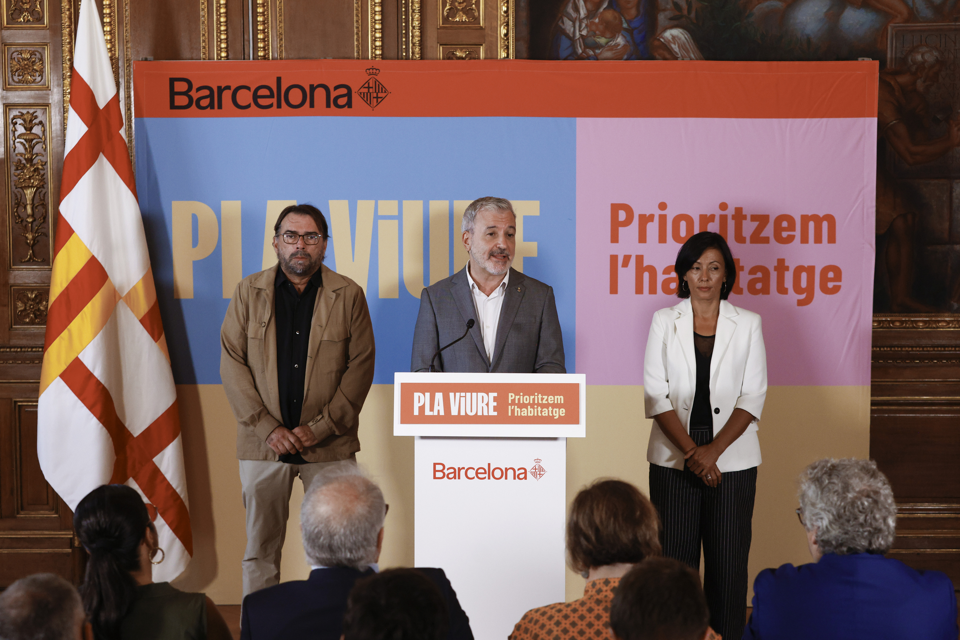 Collboni anuncia que todas las patrullas de la Guardia Urbana tendrán detectores de armas blancas tras un fin de semana con cinco apuñalados en Barcelona