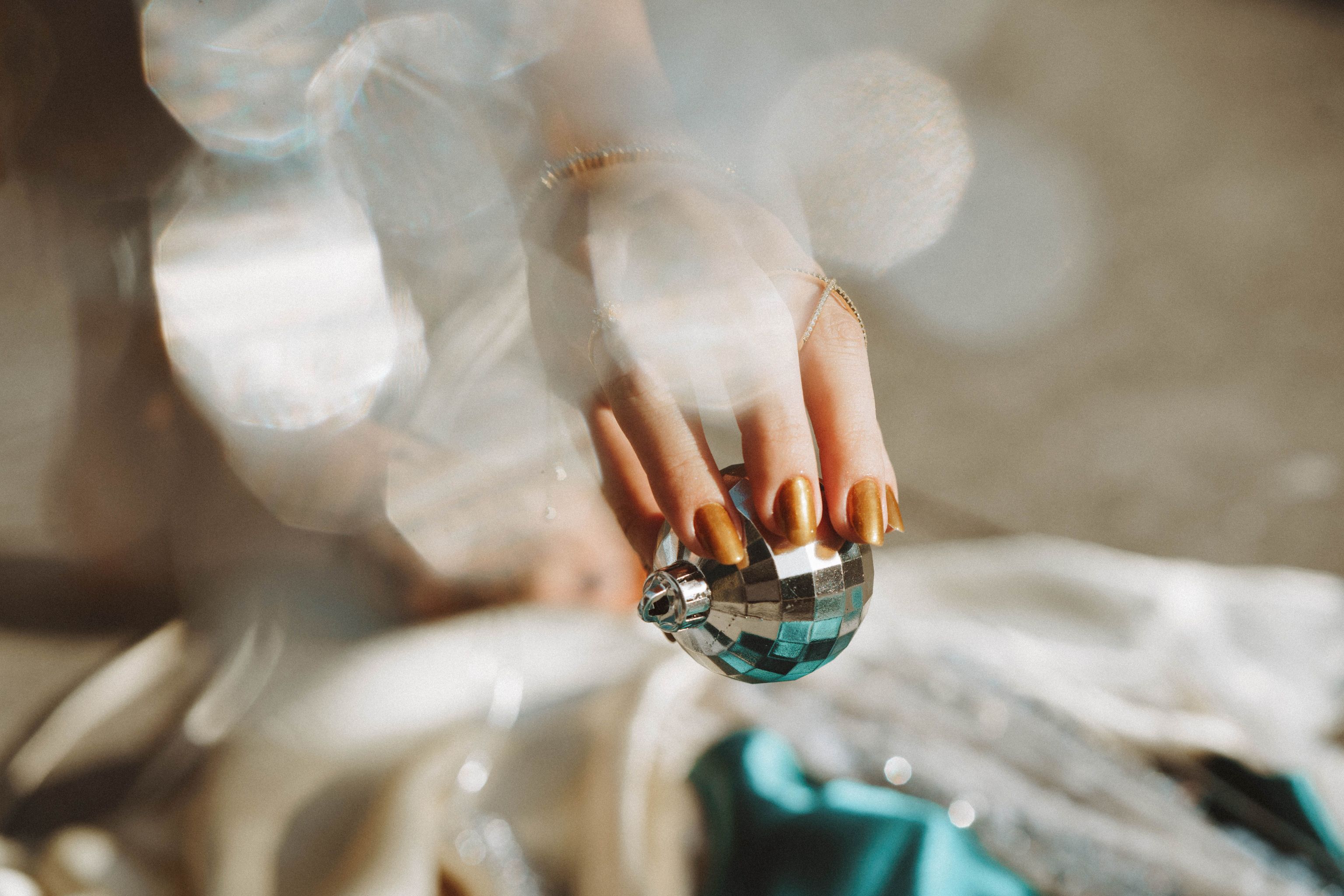 10 diseños de uñas en color dorado para una manicura elegante y sofisticada