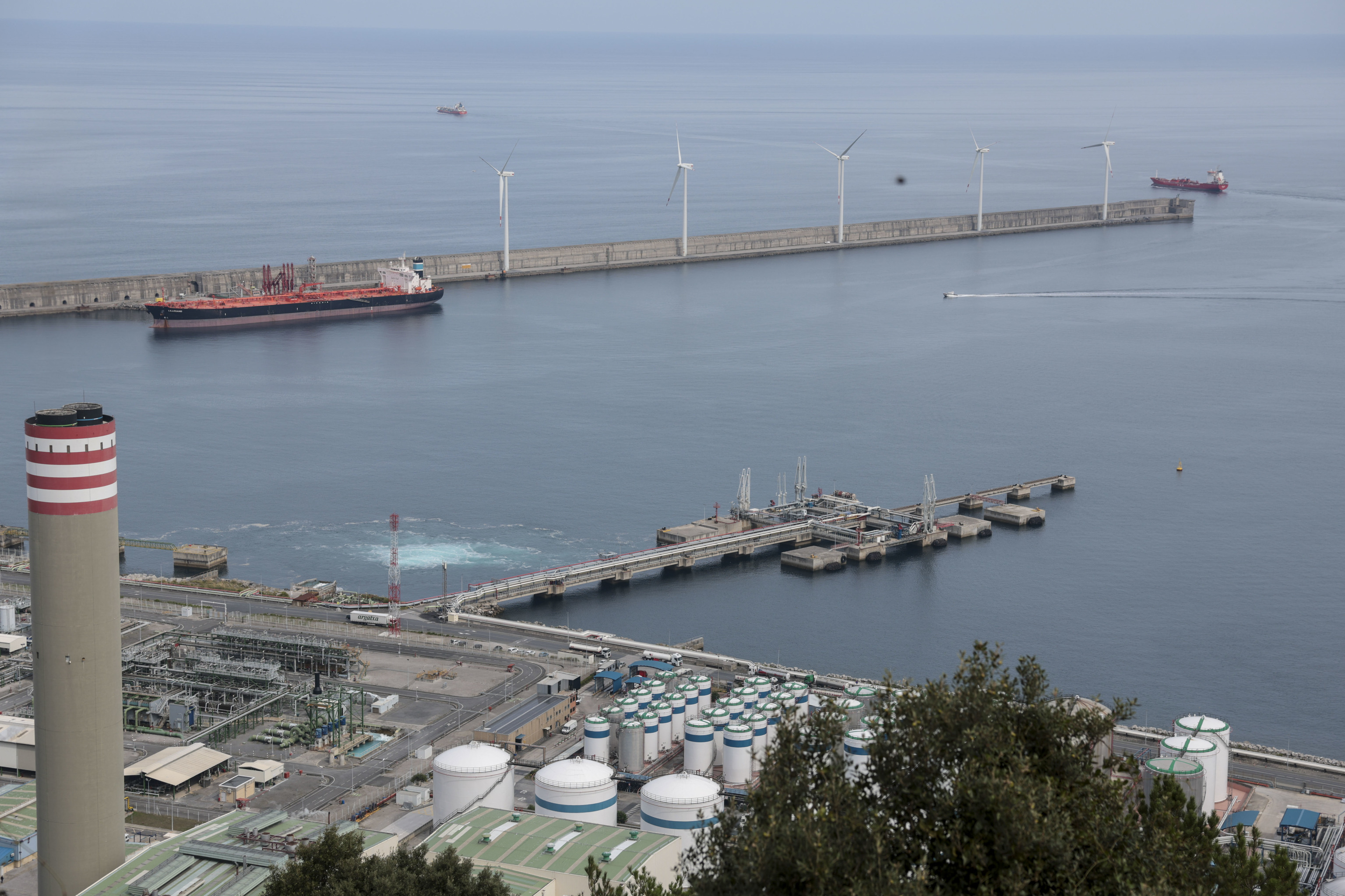 El petróleo brent sube el 1,6 % hasta los 107 dólares el barril