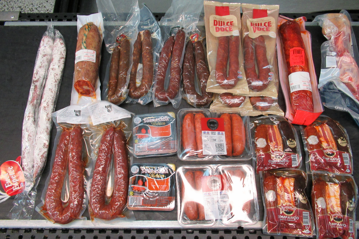 Multan a un estadounidense por llegar al aeropuerto de Seattle con casi nueve kilos de embutido de Mercadona  sin declarar
