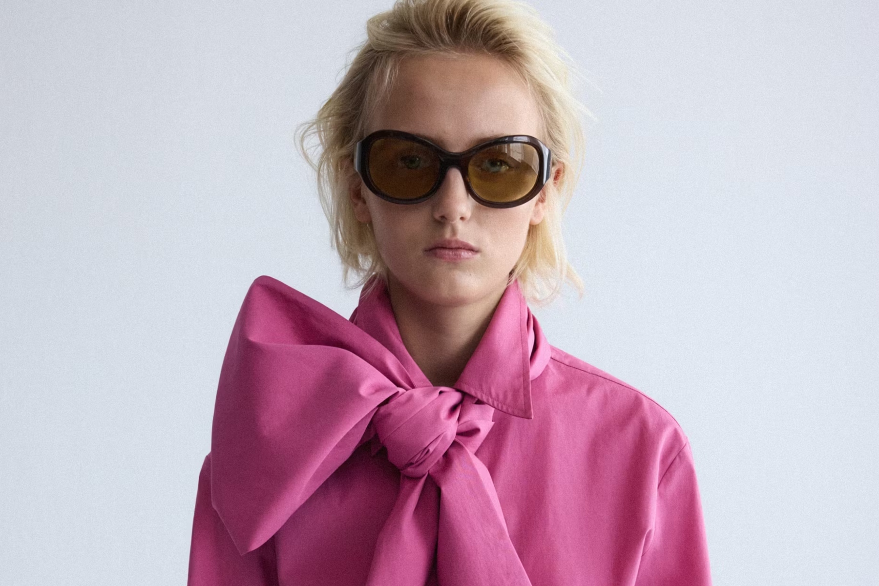 Nuevo en Mango: la camisa rosa con lazo que están agotando las pijas de Madrid y que vas a querer ponerte desde la oficina hasta el afterwork