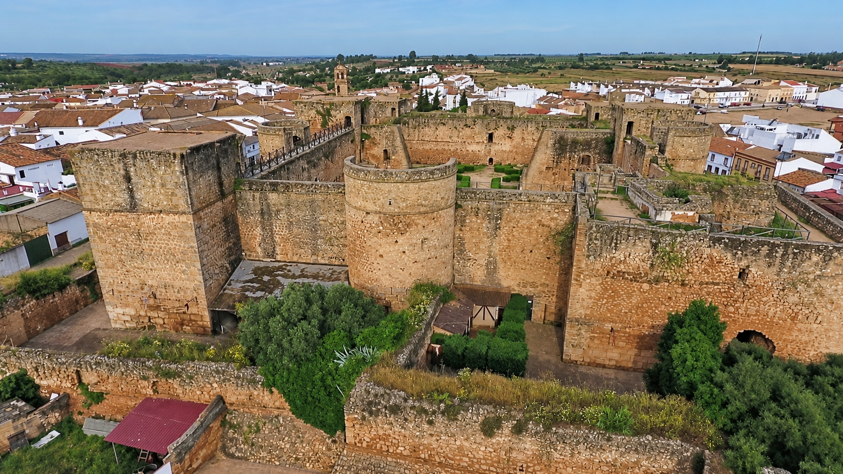 Si viajas a Huelva, no te puedes perder este pueblo: un enclave medieval, con murallas y una gastronomía única