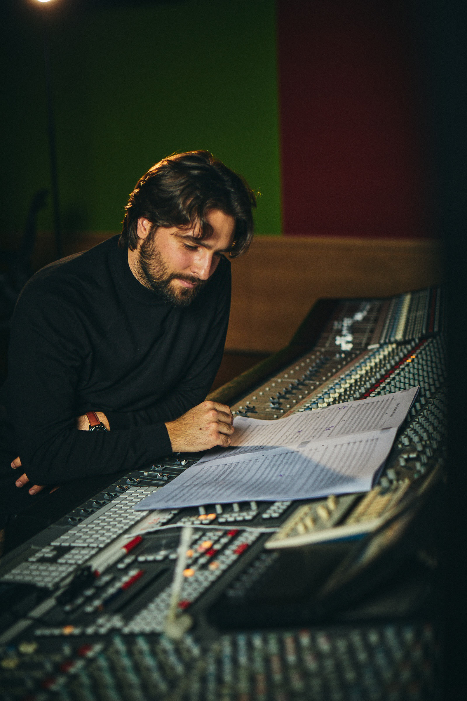 Emilio Esteban, el prometedor (y jovencísimo) productor y compositor que ha trabajado con los más grandes y forma parte de la familia de los Grammy