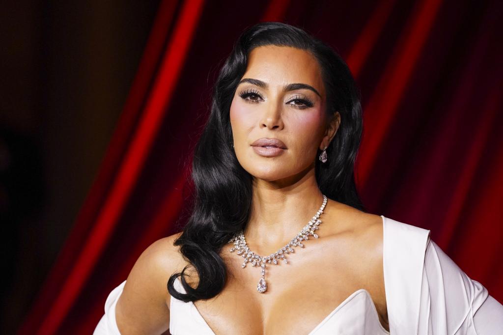 Kim Kardashian, indemnizada con un euro por el robo de joyas que sufrió en París a manos de la banda de los abuelos ladrones