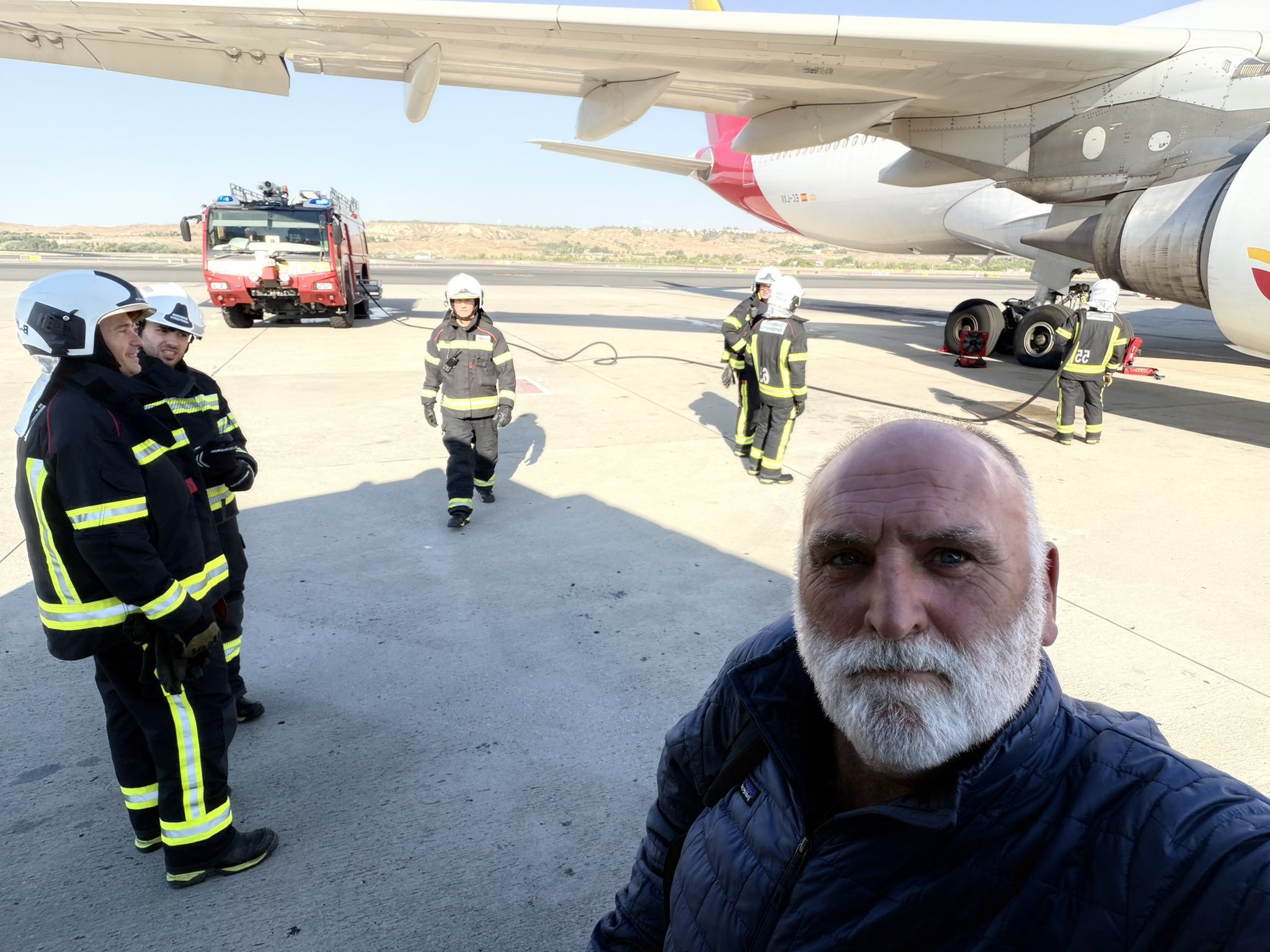 Un vuelo de Iberia de Madrid a Dallas en el que volaba el chef José Andrés regresa a Barajas tras sufrir un impacto con aves