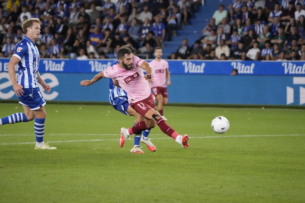 El Valencia suspira aliviado con la primera victoria liderada por Rioja y Javi Guerra