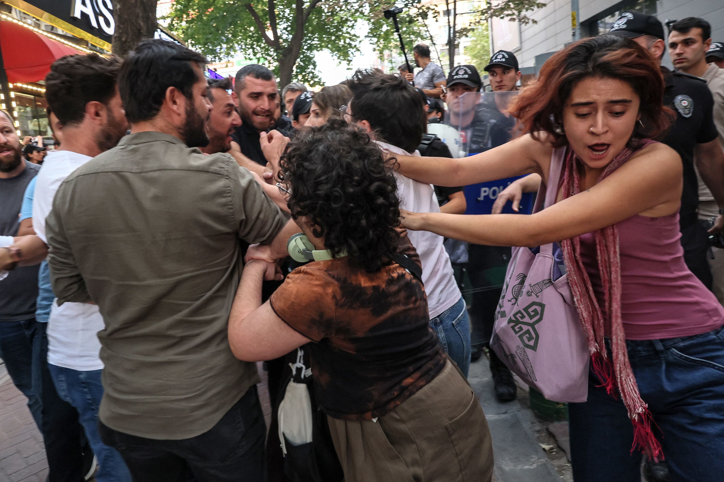 Turquía detiene a casi un centenar de personas en una protesta contra la represión al colectivo LGTBI