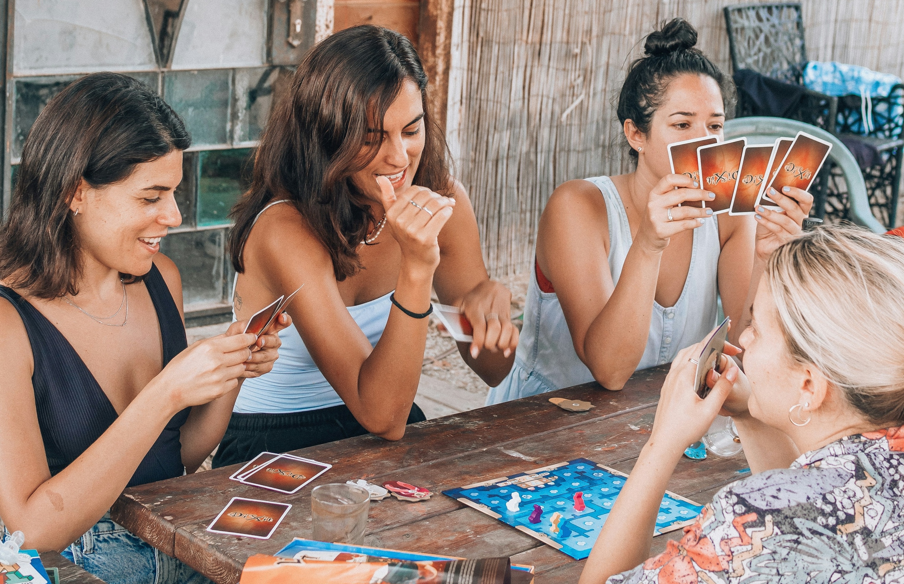 Hacer amigos en Barcelona: la app en la que podrás conocer gente nueva jugando a juegos de mesa y que triunfa en Cataluña