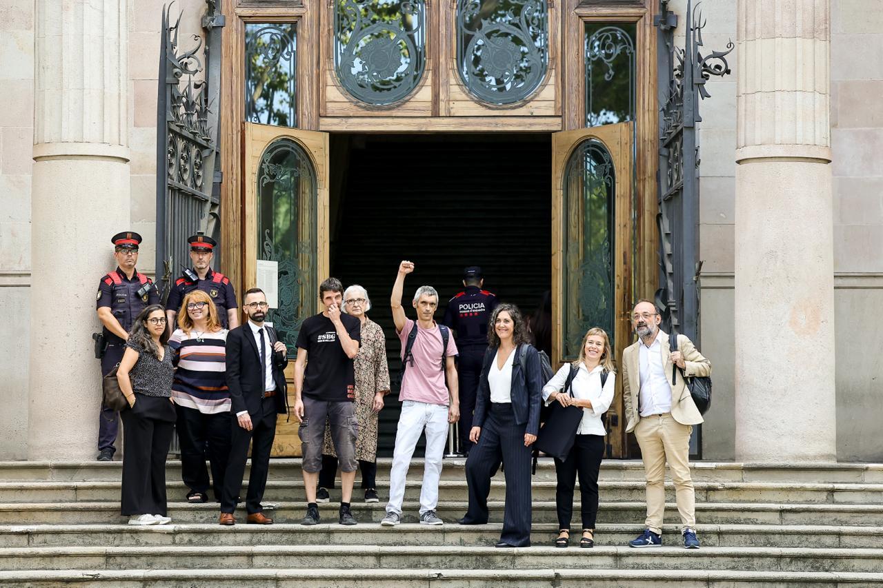 El Govern de Illa multará a la empresa de traducción del catalán en el juicio contra los cuatro agentes de la Policía Nacional no amnistiados por el 1-O