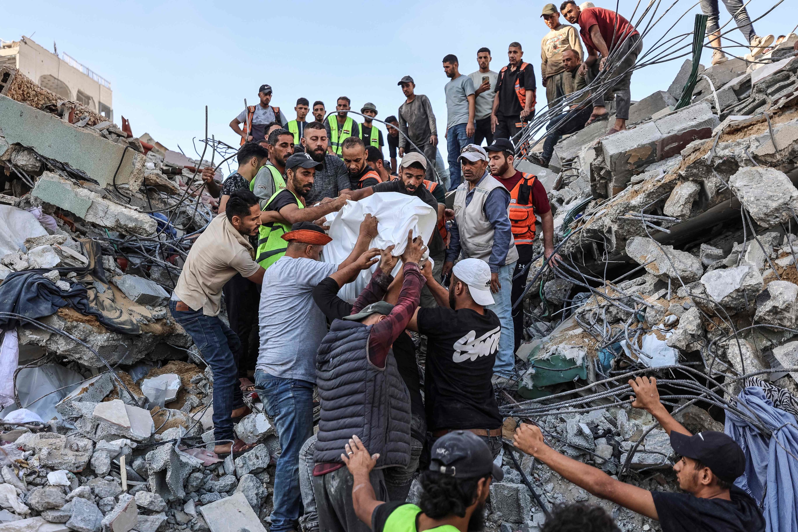 El colapso de un edificio dañado en la guerra en Gaza causa al menos 20 muertos
