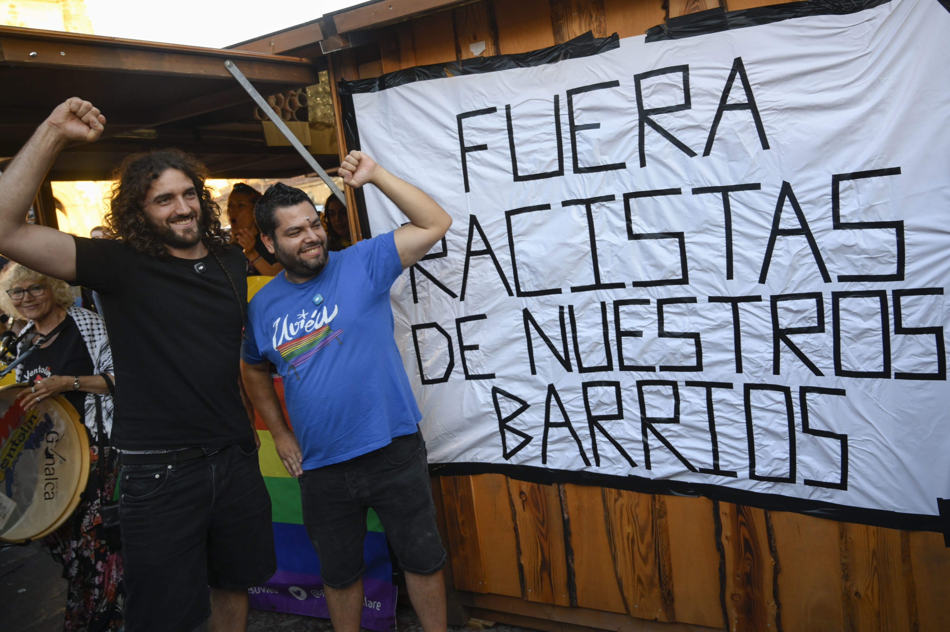 La presión fuerza al alcalde de Oviedo a condenar la paliza en San Mateo y las víctimas instan a detener a los agresores: "Ya los han identificado en redes sociales"