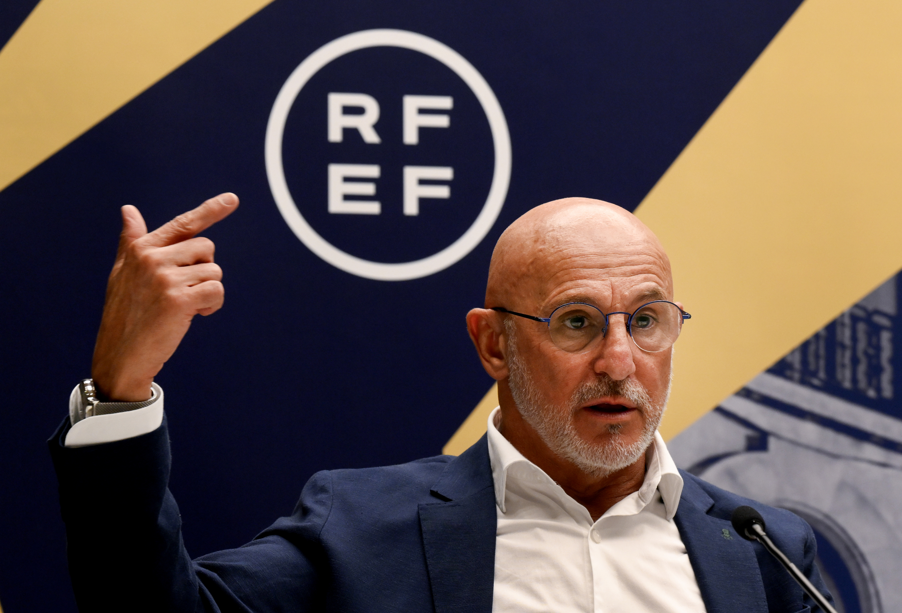 Louzán da por cerrada la renovación de Luis de la Fuente, que ampliará su contrato hasta 2032: "Estamos rematando el acuerdo para que esté con nosotros unos cuantos años más"