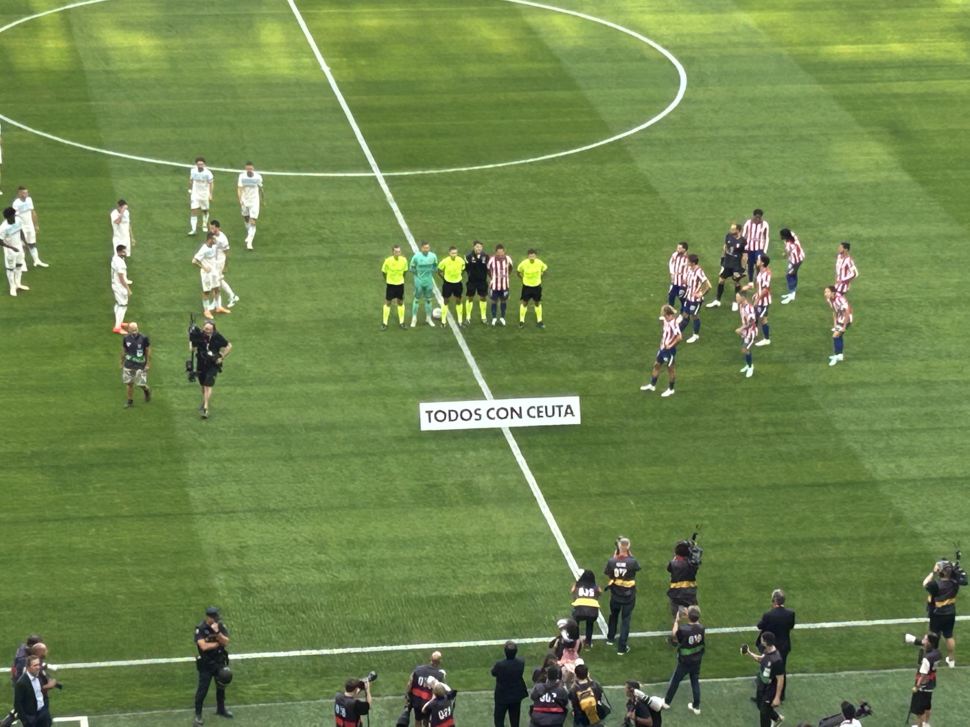 Atlético de Madrid y Osasuna muestran una pancarta de apoyo a Ceuta tras la polémica con Mbappé, Vinicius y Konaté