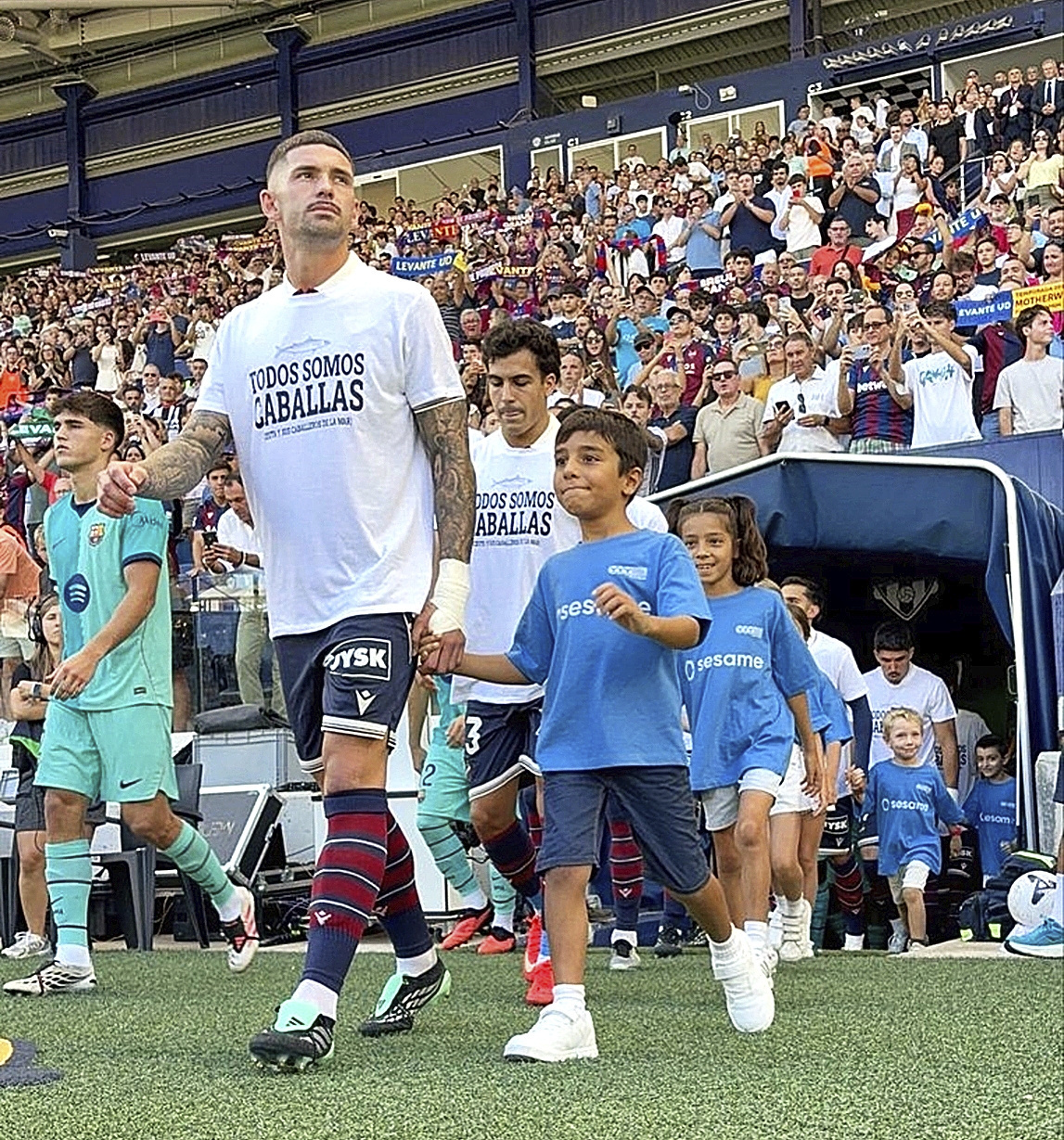 La camiseta por Ceuta impulsada por los empresarios que nació para unir: de las redes al césped por los lazos con los dueños de los equipos valencianos