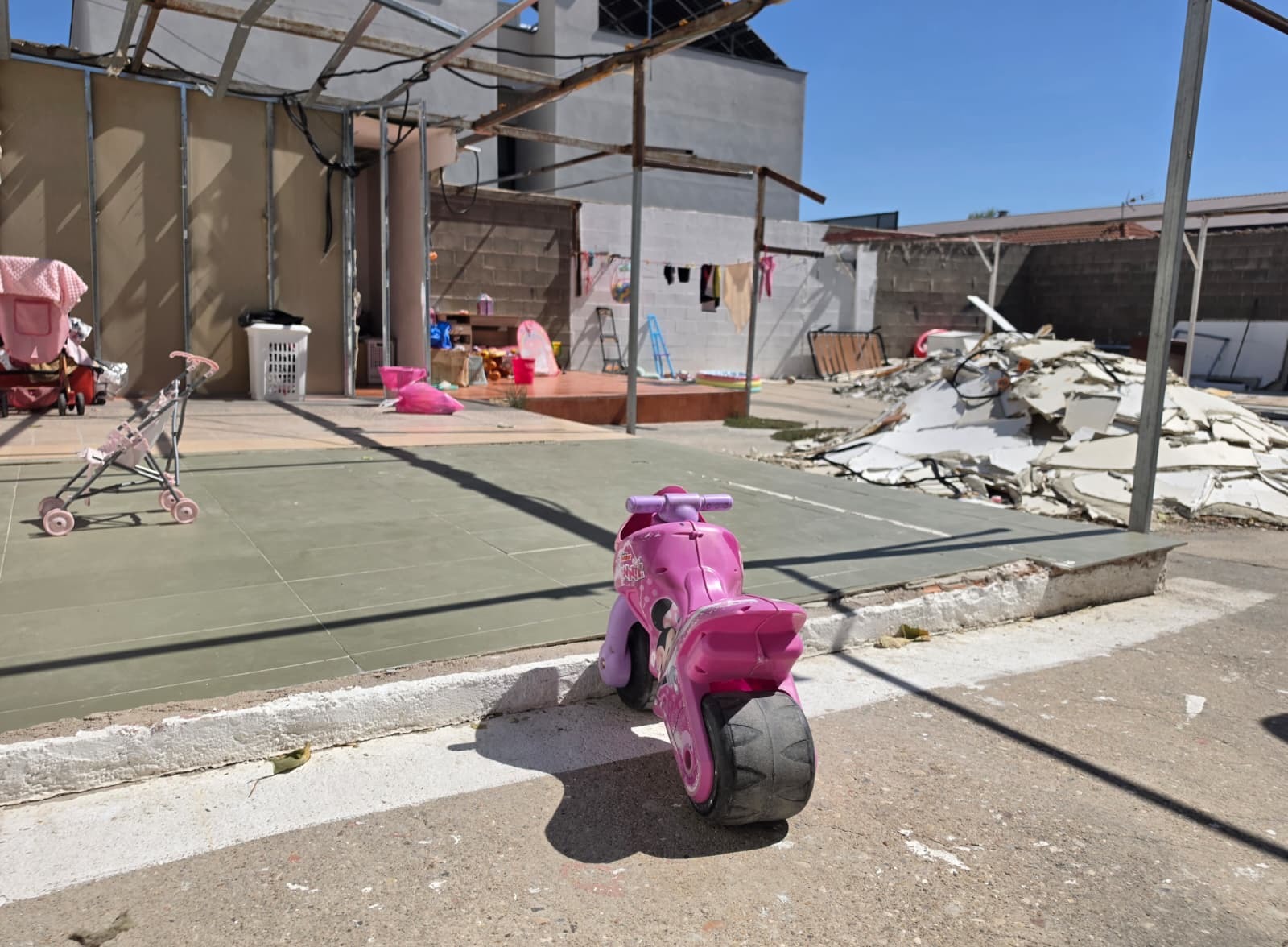 La polémica nave okupada de San Blas donde malviven menores: "Me daría vergüenza decir que ganas 4.000 euros al mes y tener a tus hijas entre basura"