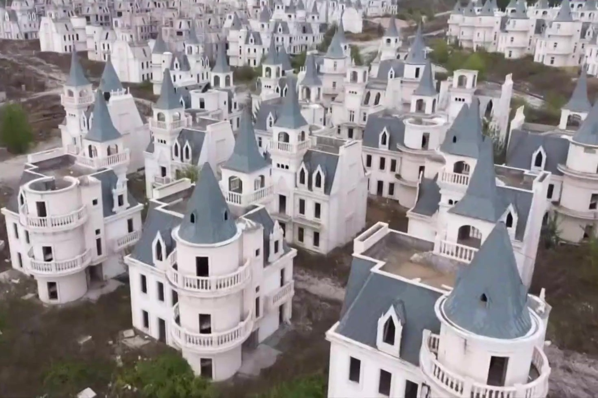 Parece un escenario de Disney, pero lleva años abandonado: la historia de Burj Al Babas y sus 700 castillos