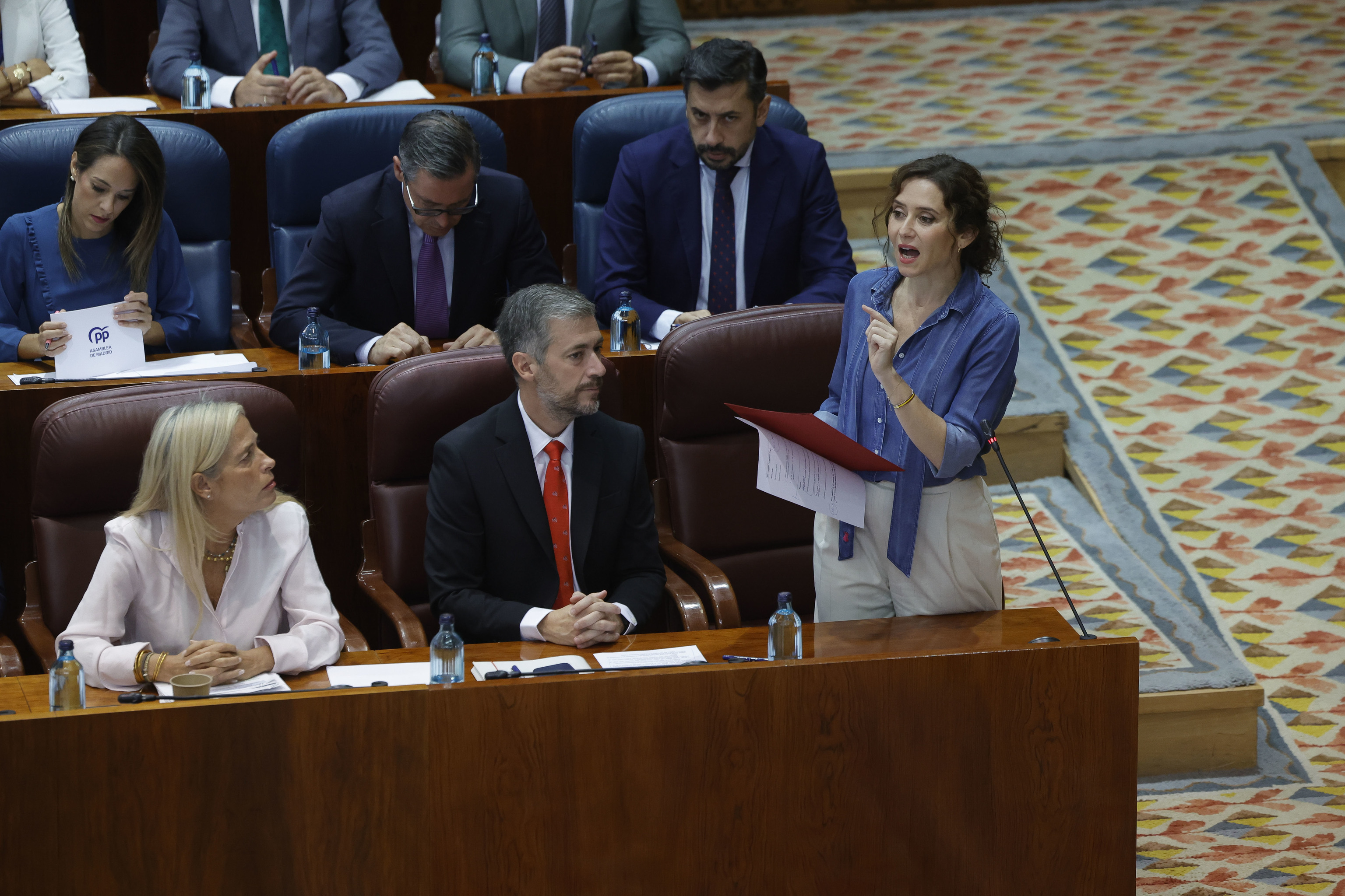 Ayuso carga contra los "infundios" en listas de espera y educación mientras la izquierda calienta la comparecencia por el ático