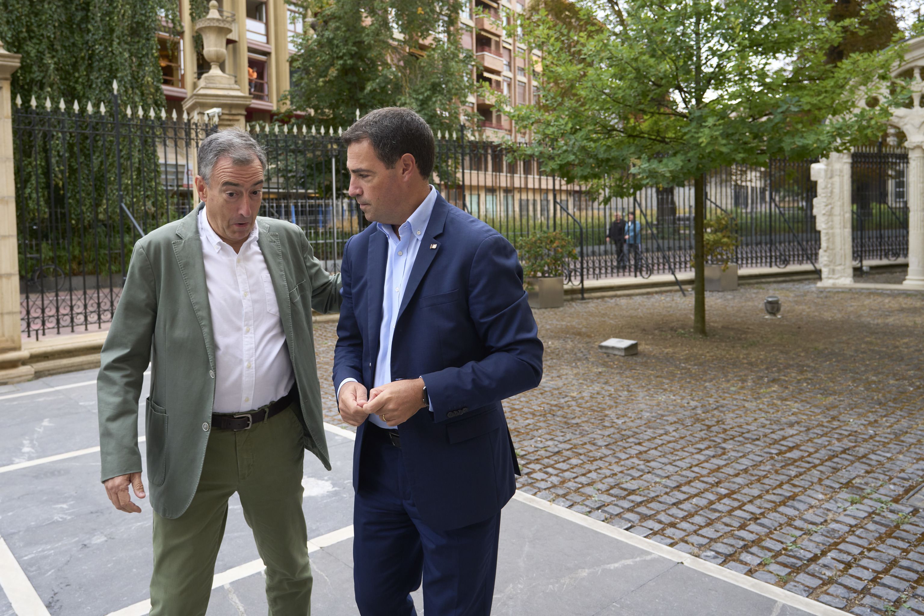 Pradales recurre al fantasma de los "tiempos oscuros" de un Gobierno de PP y Vox para exigirle a Sánchez que ceda competencias
