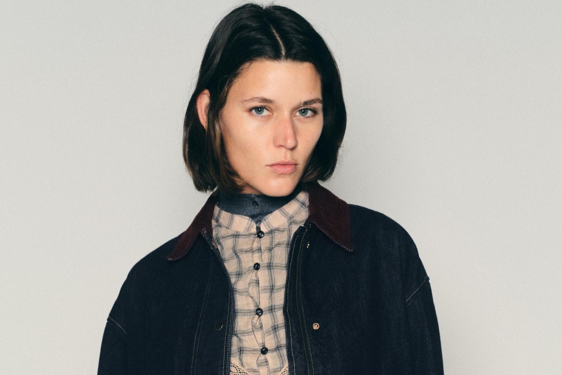 Nuevo en Zara: la chaqueta vaquera 100% algodón que no te quitarás en tus looks diarios y que cuesta solo 49,95 euros