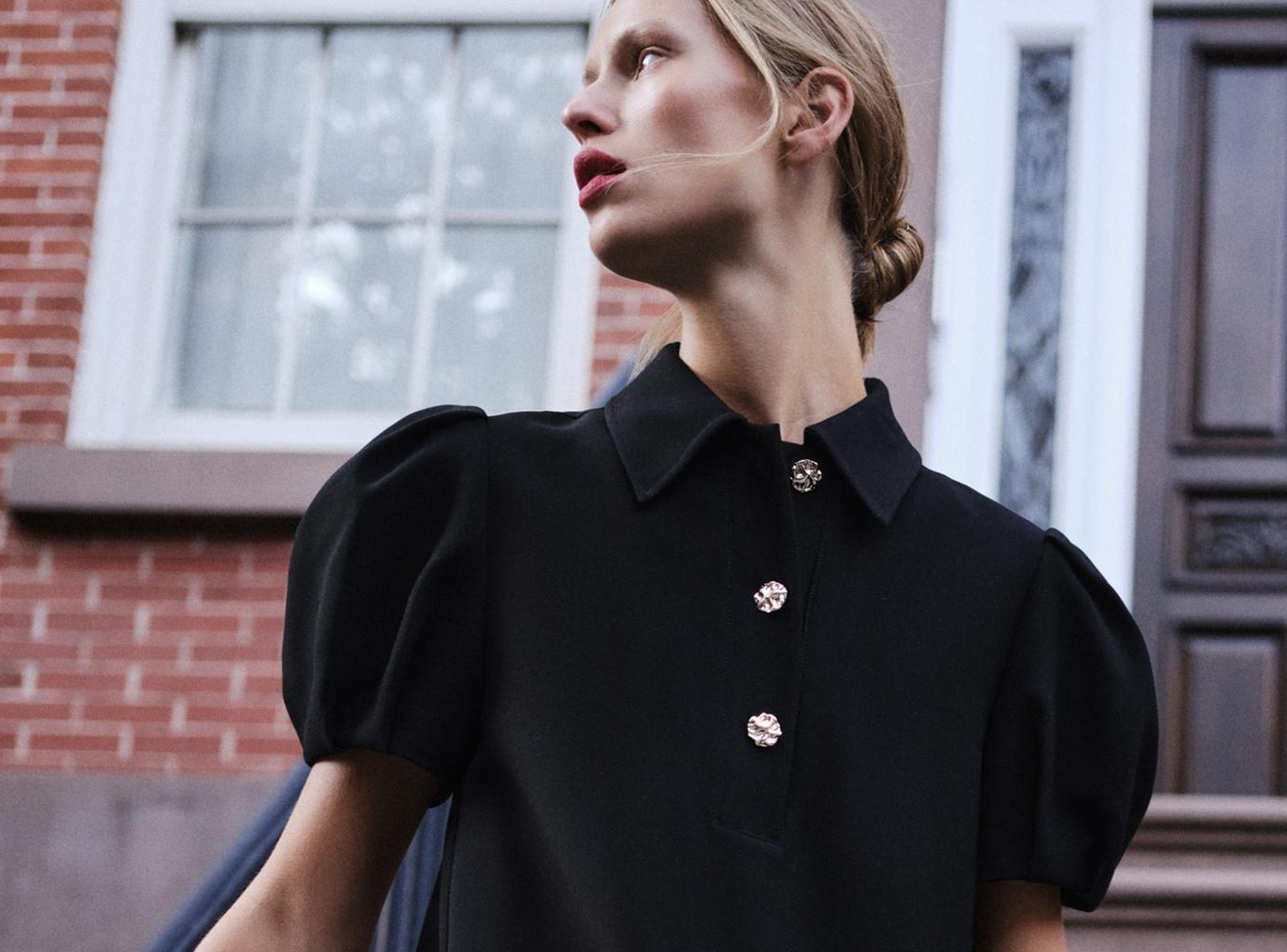 Adiós a complicarse: 8 vestidos negros de Zara y Massimo Dutti ideales para tus looks con botas este otoño