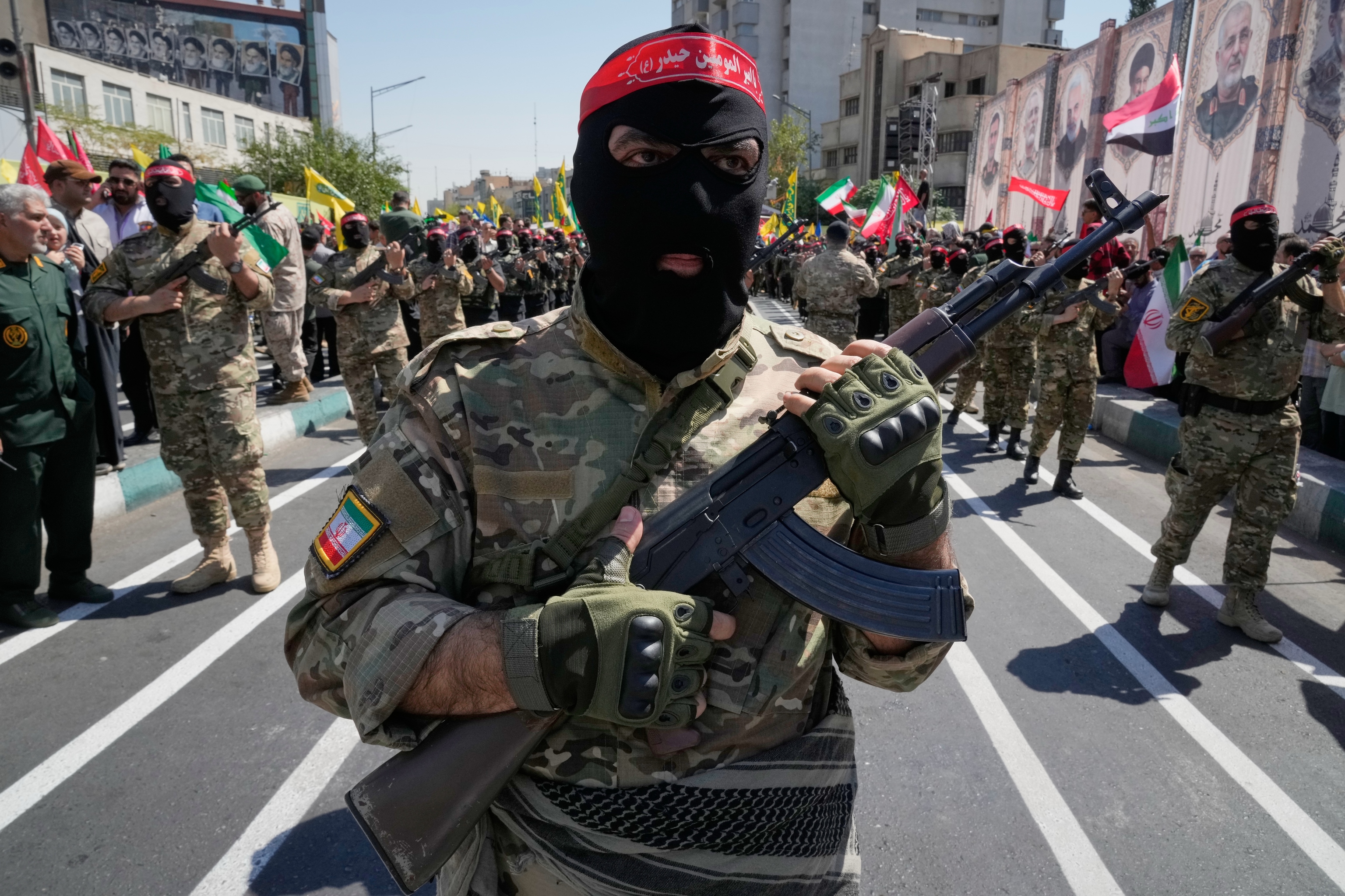 Cientos de miles de iraníes participan en un desfile militar  frente a EEUU:  "No tenemos miedo de las amenazas de Trump contra nuestra patria"